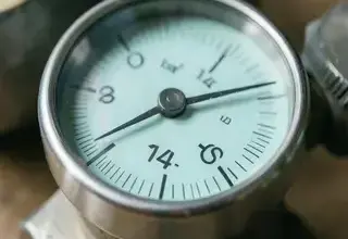 工業用圧力計の14バー表示部分